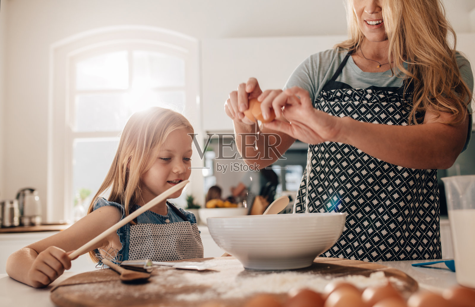 母亲和女儿在厨房准备食物照片摄影图片