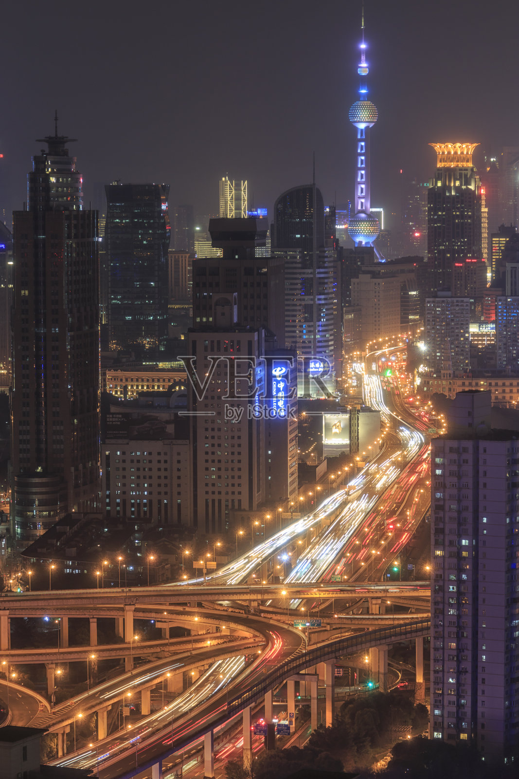 以东方明珠塔为背景的上海夜景照片摄影图片