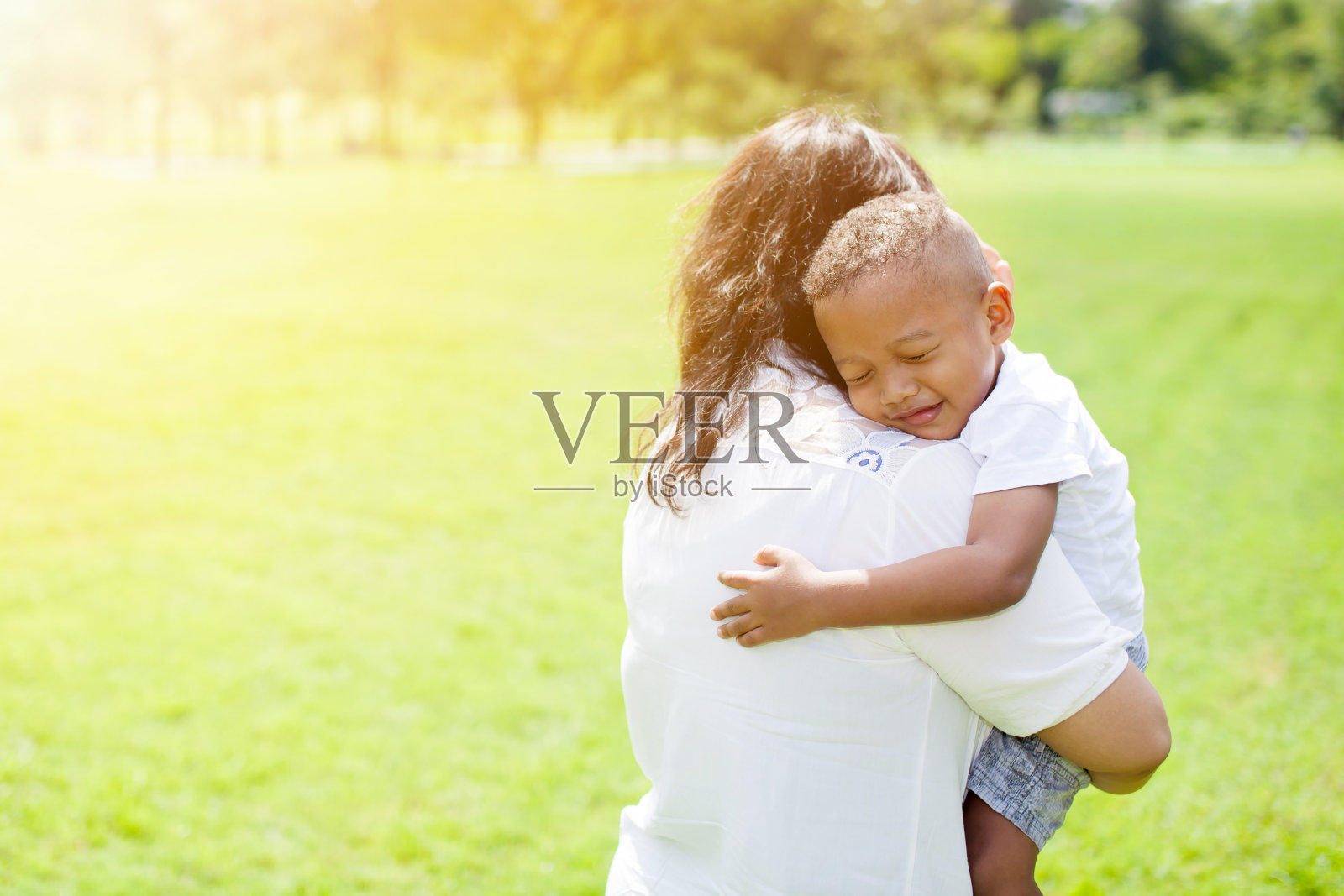 一个非裔美国混血男孩的母亲怀上了她的孩子照片摄影图片