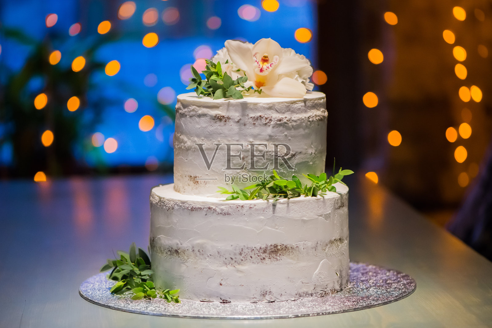 错层婚礼蛋糕与自然花卉在散景背景照片摄影图片