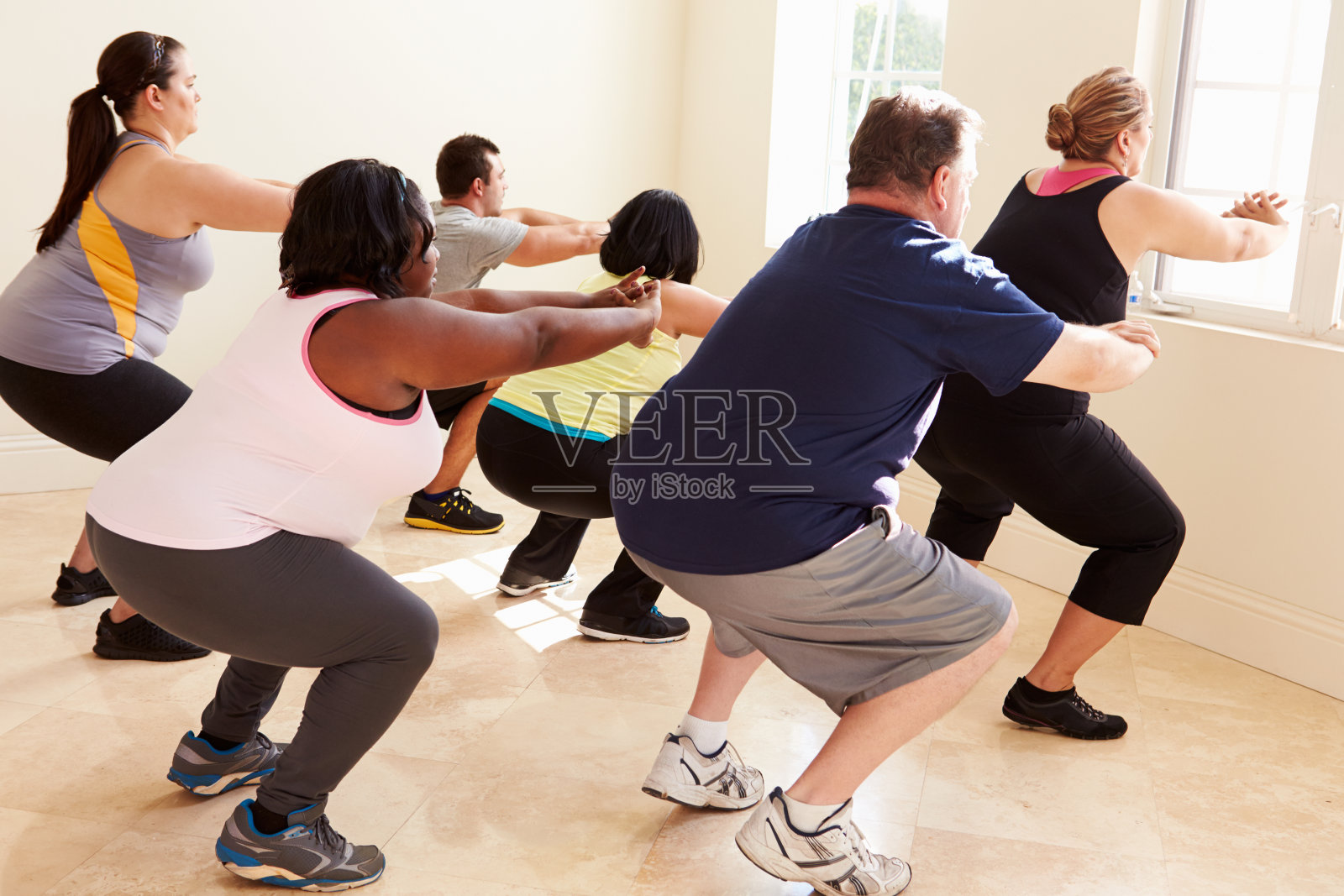 超重人群健身课上的健身教练照片摄影图片