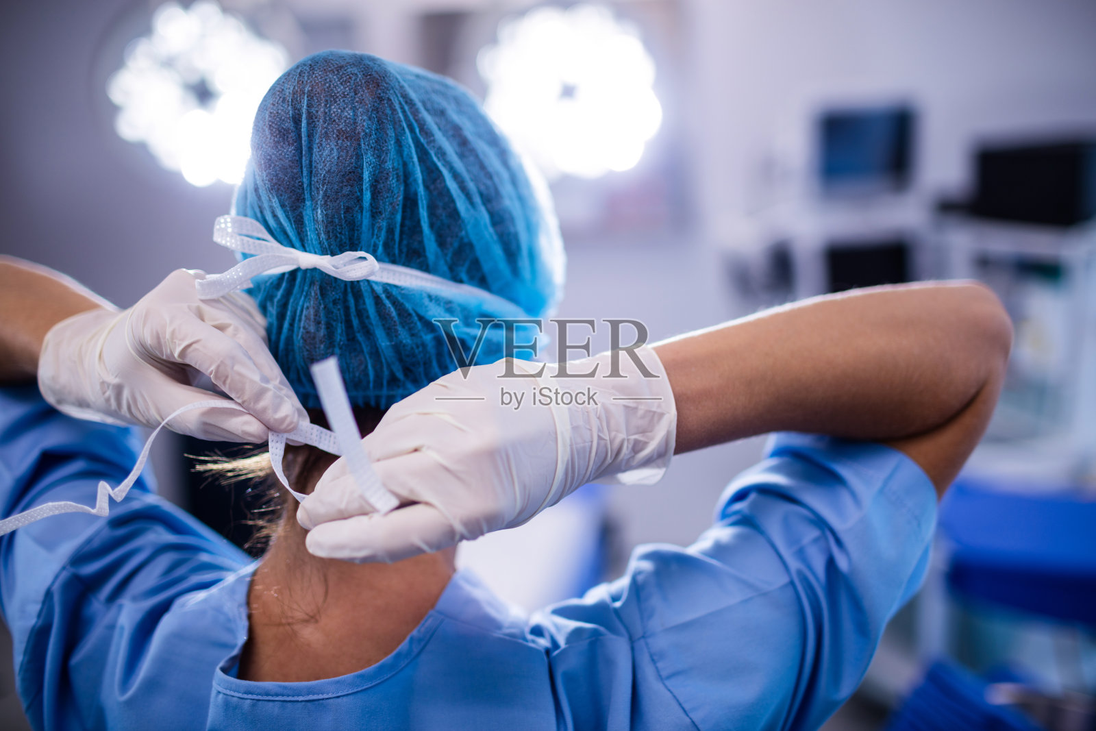 女护士在手术室系口罩照片摄影图片