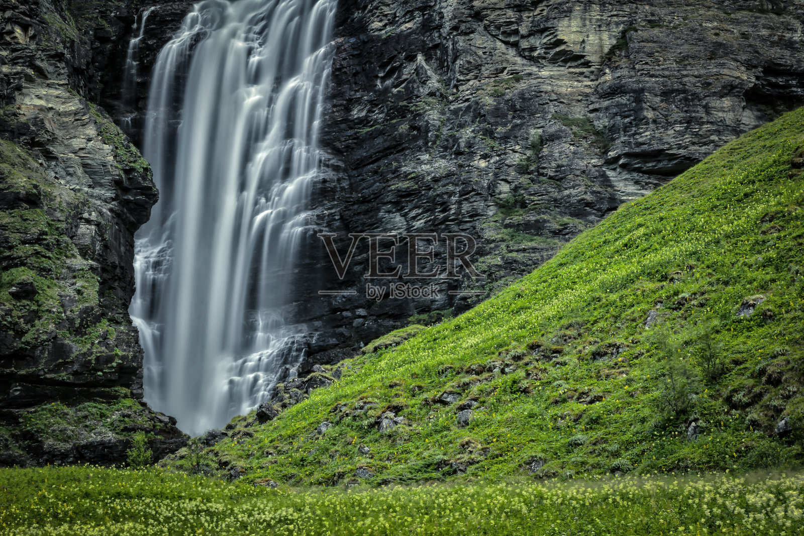 挪威北部Mollisfossen瀑布照片摄影图片