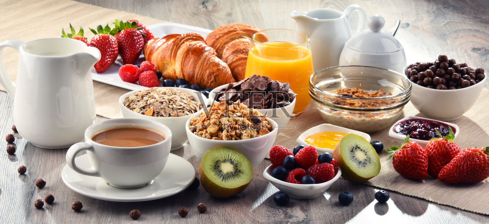 早餐配有咖啡、果汁、牛角面包和水果照片摄影图片