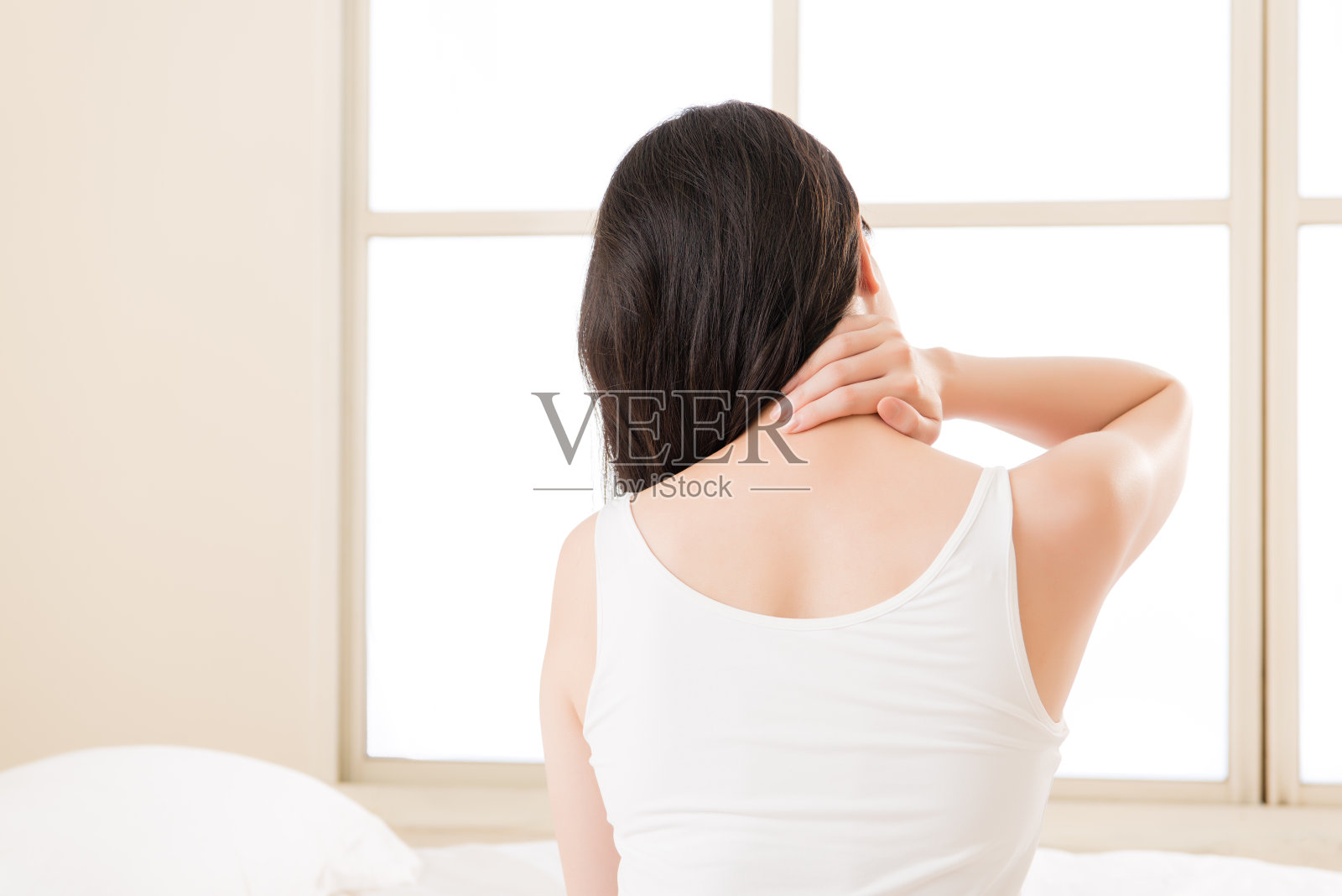 美丽的亚洲女人遭受肩颈疼痛累照片摄影图片