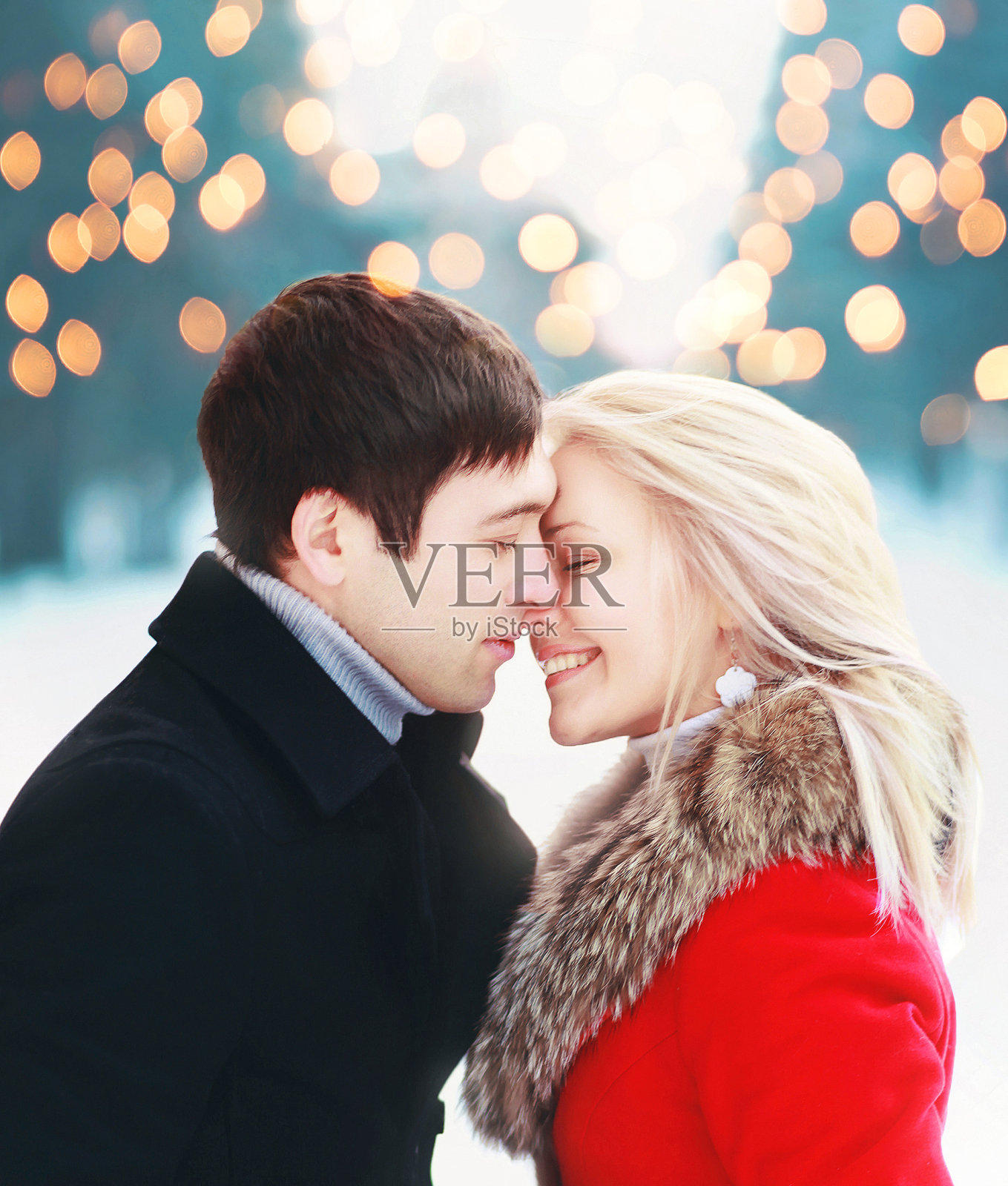 圣诞节浪漫的感性的夫妇在爱寒冷的冬天的一天照片摄影图片