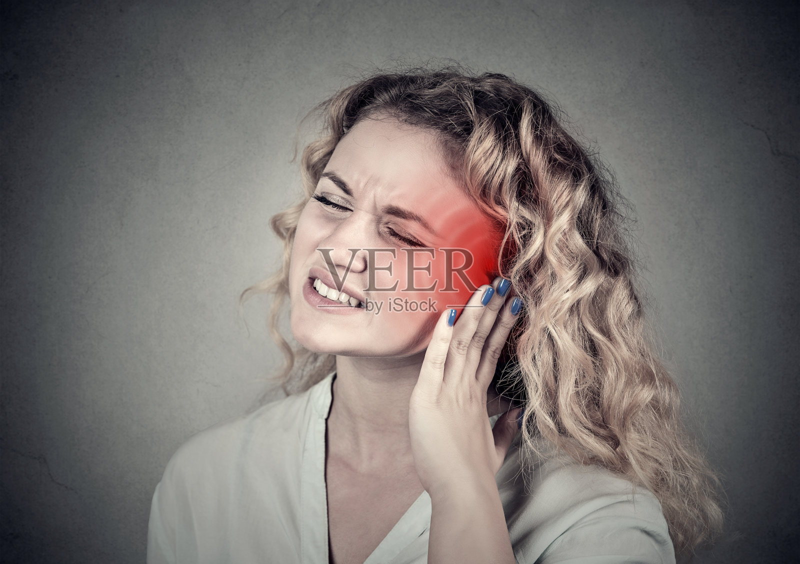 耳鸣。患病女性，头部耳痛照片摄影图片