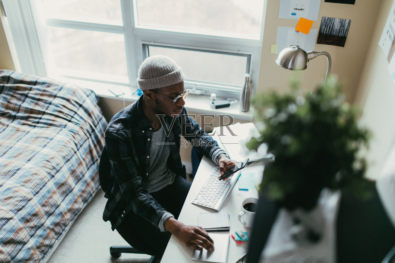 非裔美国人在卧室办公室工作照片摄影图片