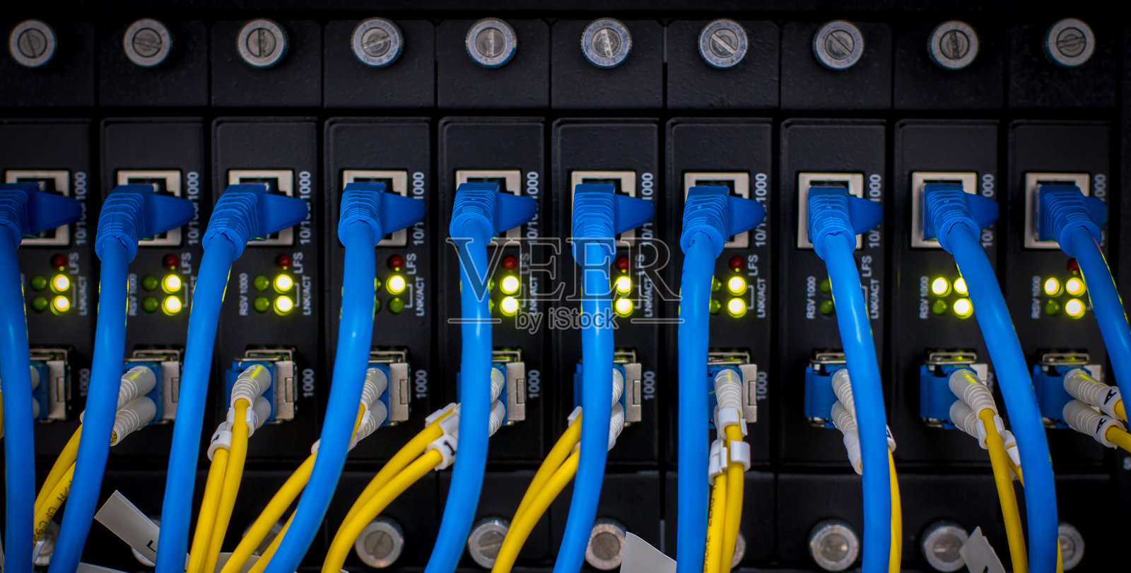 光纤连接、网络、服务器、网线安装在机架上。照片摄影图片