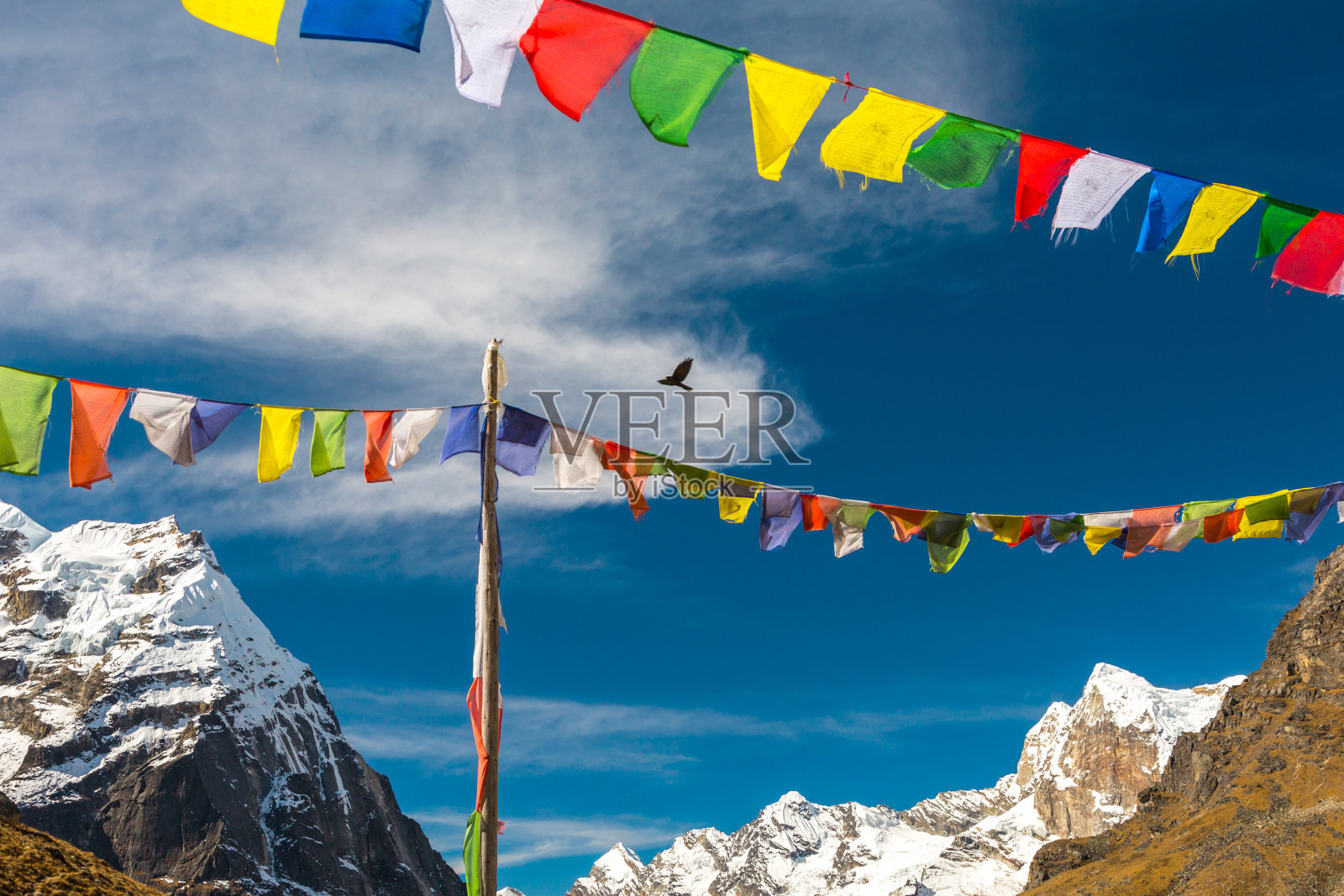 尼泊尔经幡悬挂在喜马拉雅山脉的风中照片摄影图片