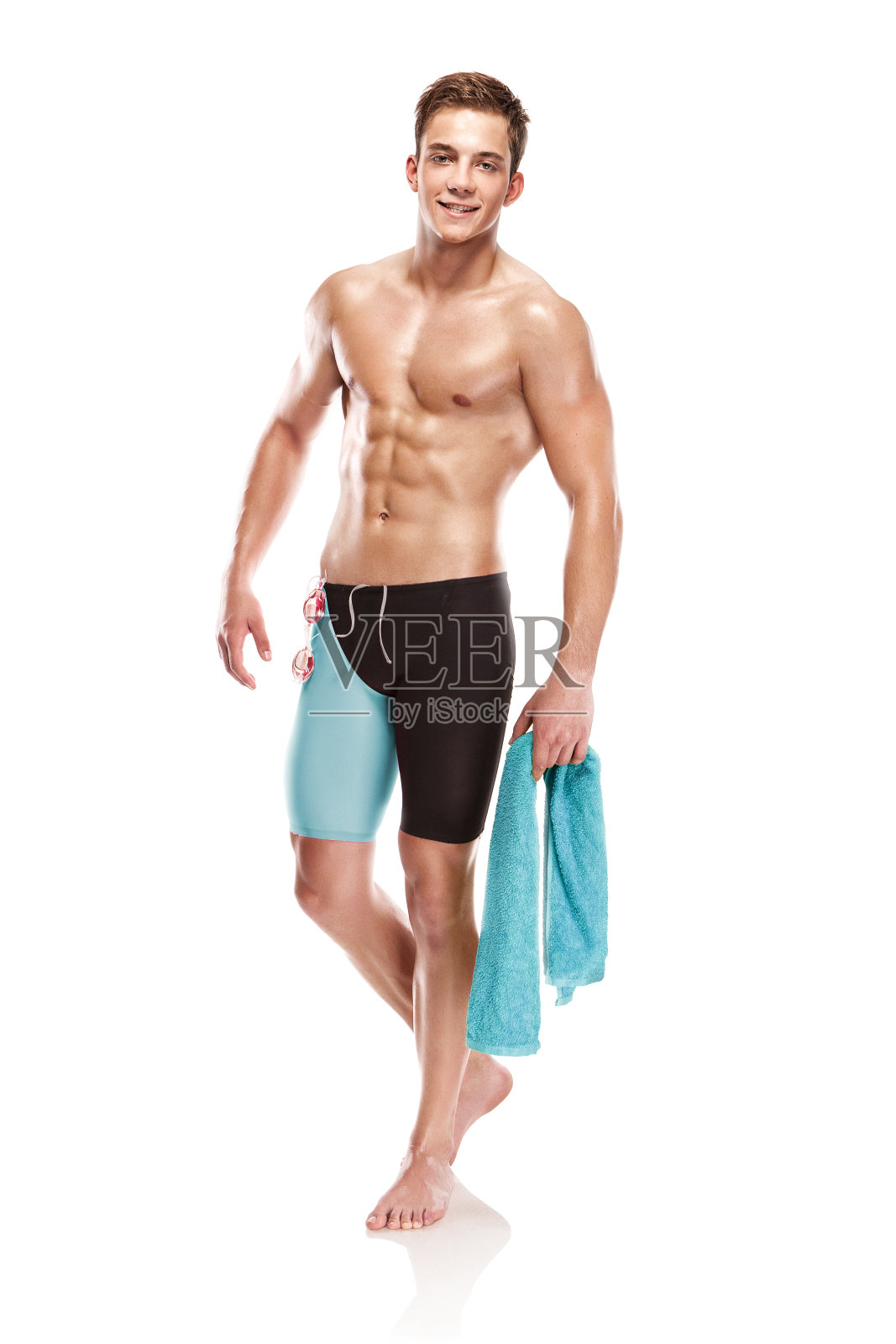 年轻迷人的白人男子游泳用护目镜和毛巾照片摄影图片