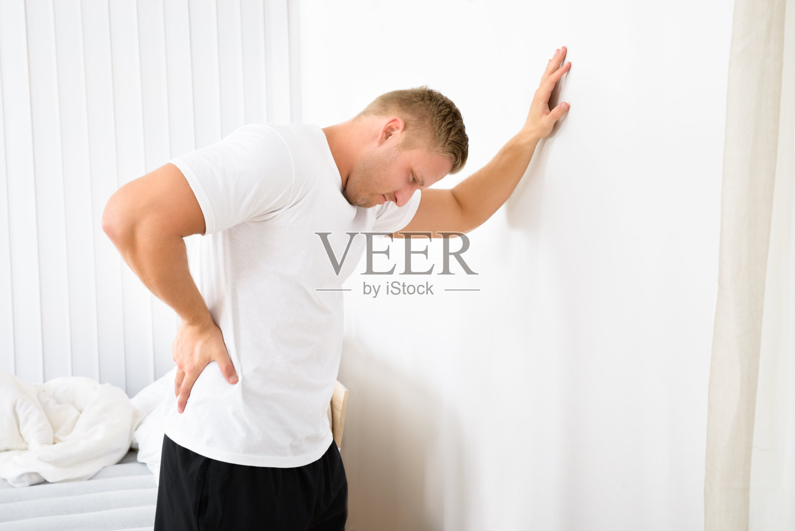 一个年轻人背部疼痛照片摄影图片