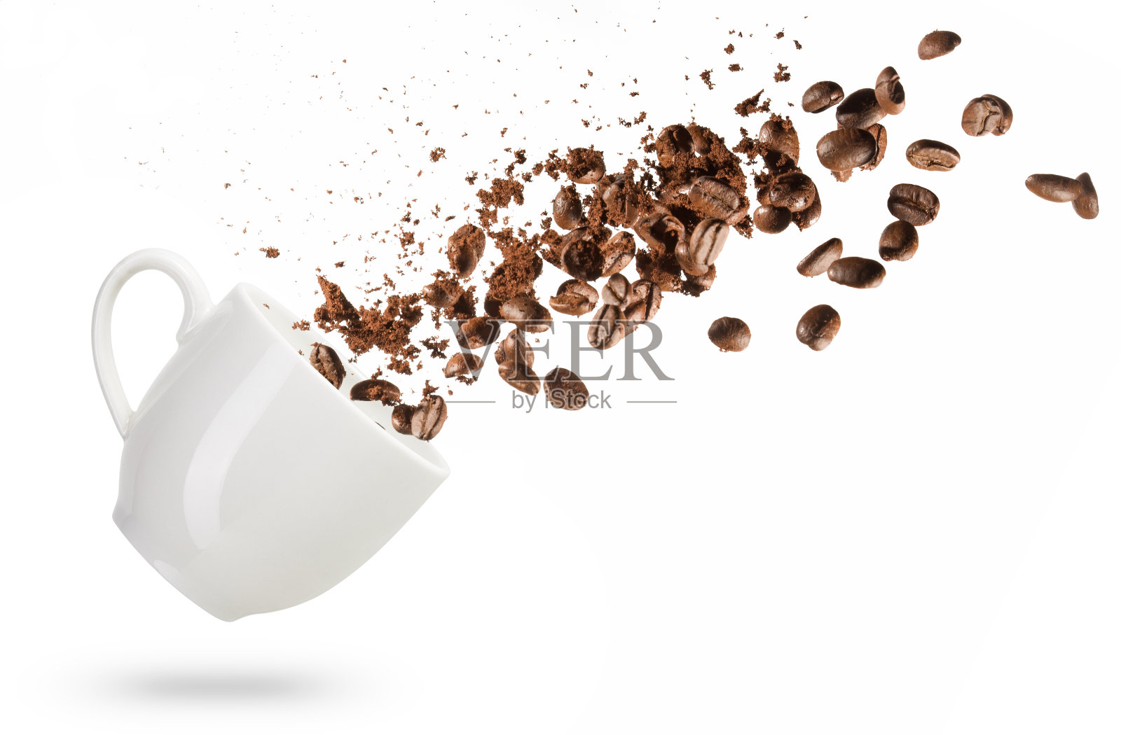 咖啡豆从杯子里洒了出来照片摄影图片
