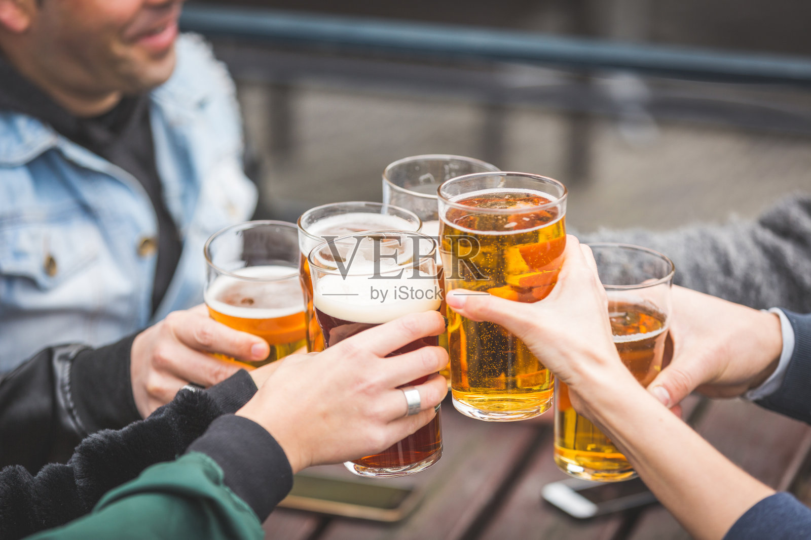 一群朋友在伦敦一家酒吧外喝啤酒照片摄影图片