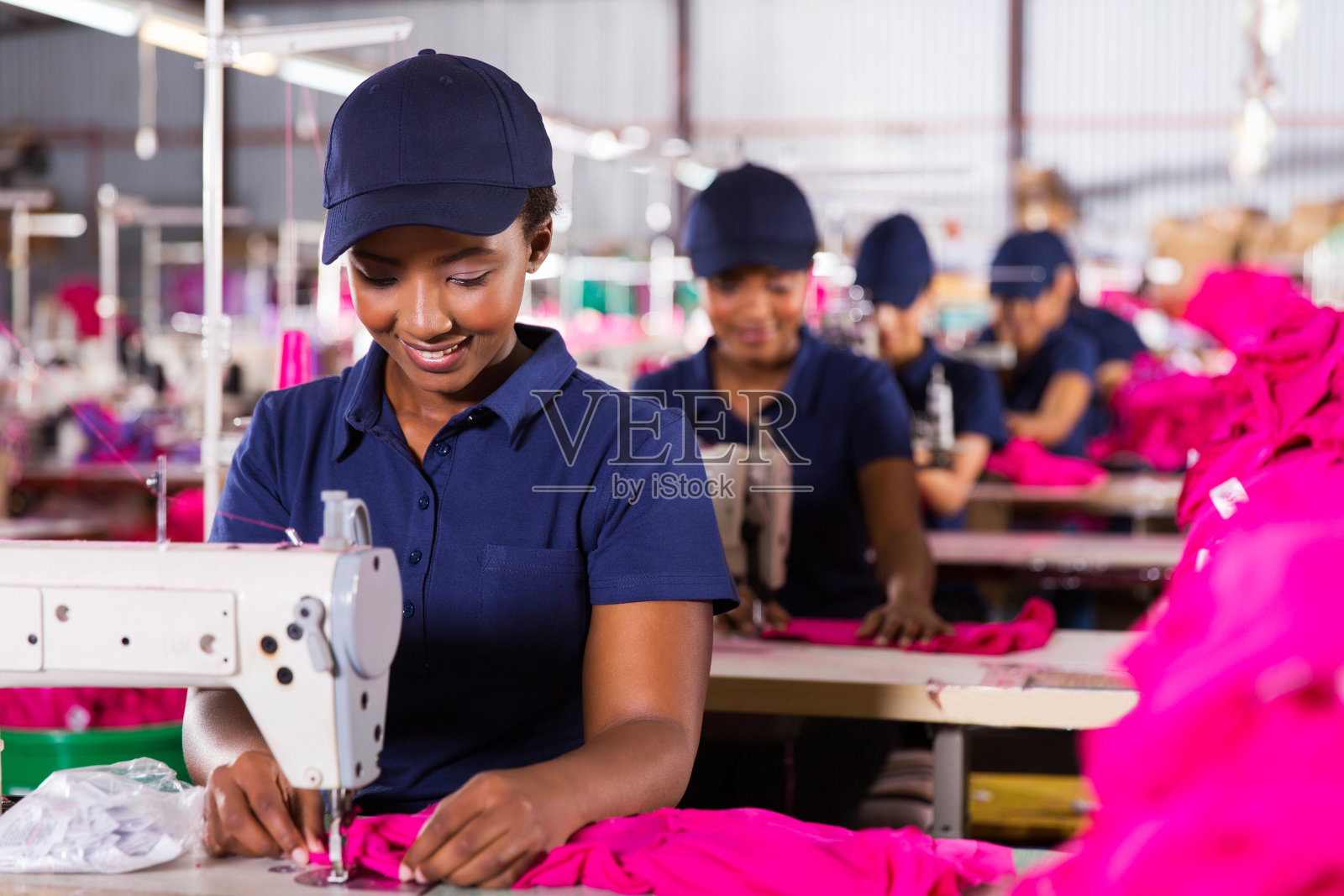 年轻的非洲纺织工人正在缝纫照片摄影图片