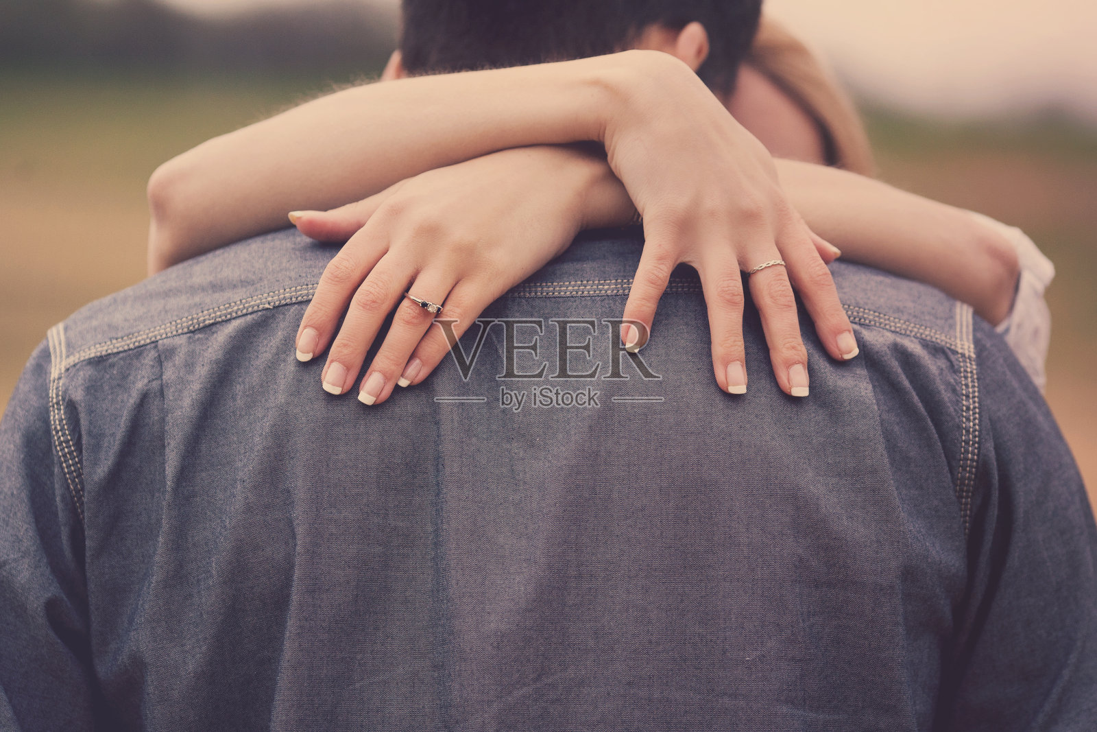 夫妇拥抱手在肩膀上与戒指照片摄影图片