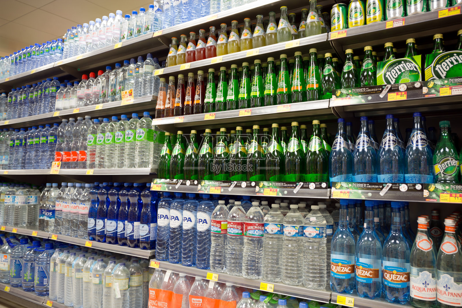 这是超市瓶装水展示的中心。照片摄影图片