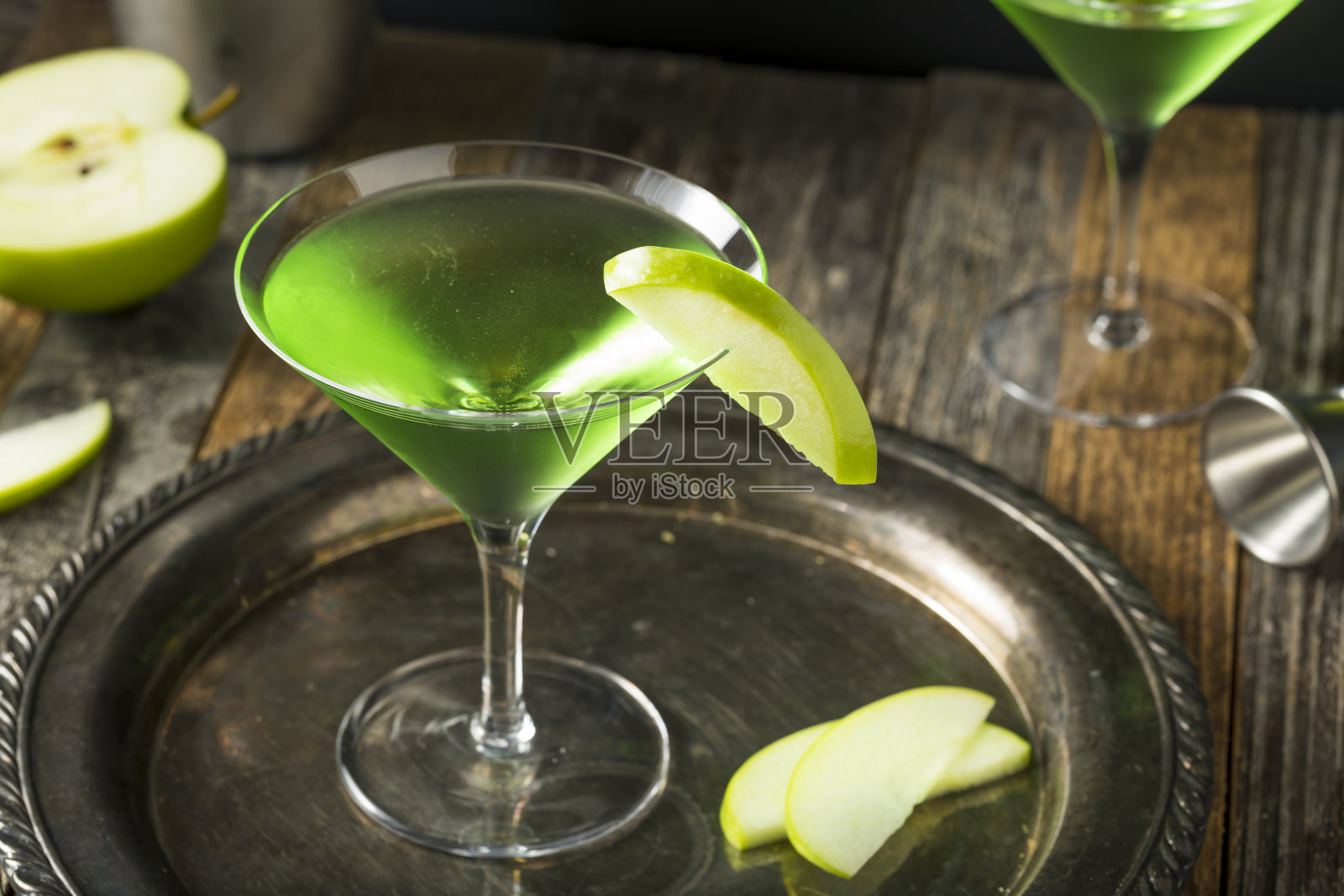 自制绿色酒精苹果马提尼鸡尾酒照片摄影图片
