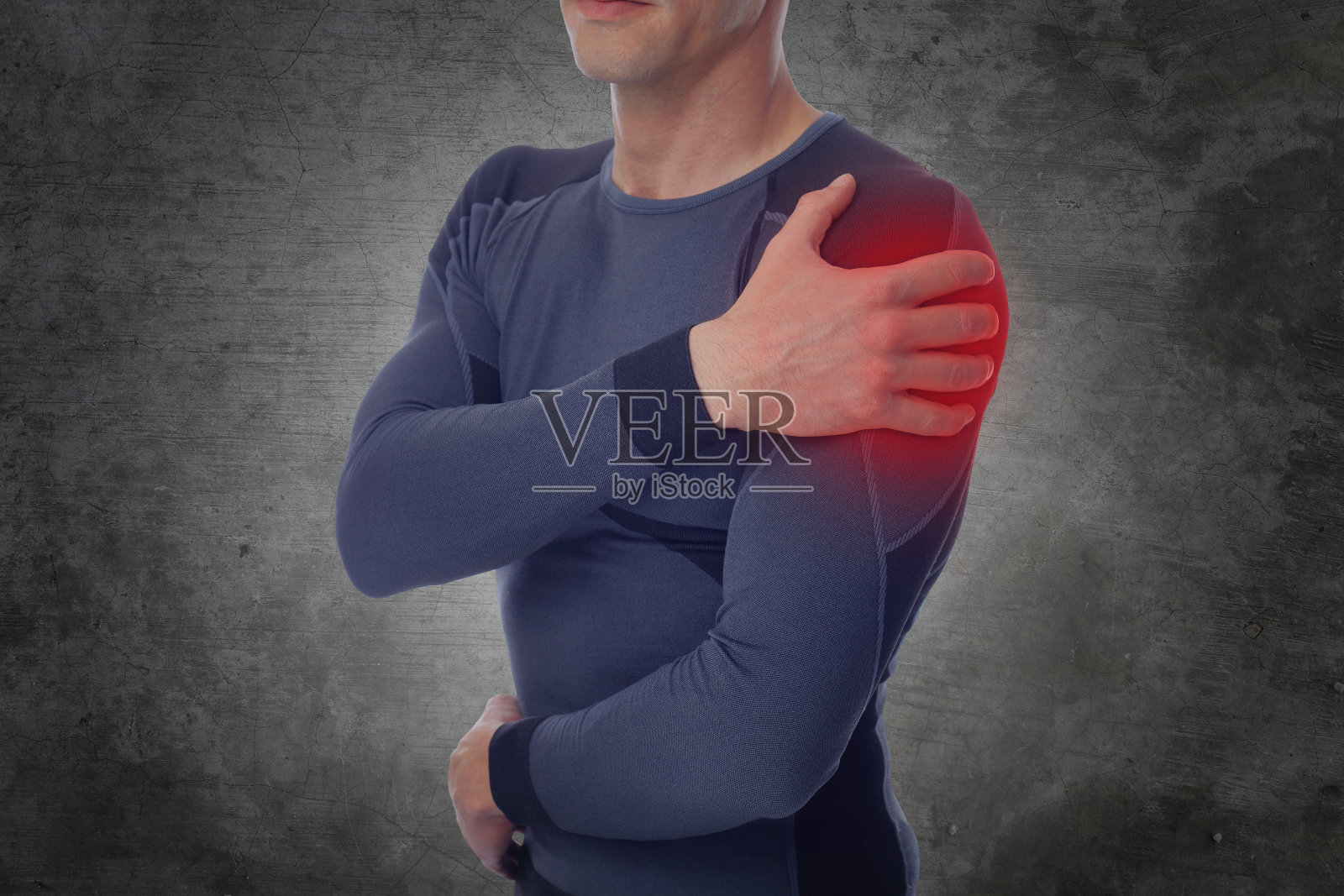 运动受伤，男人肩膀疼。缓解疼痛的概念照片摄影图片