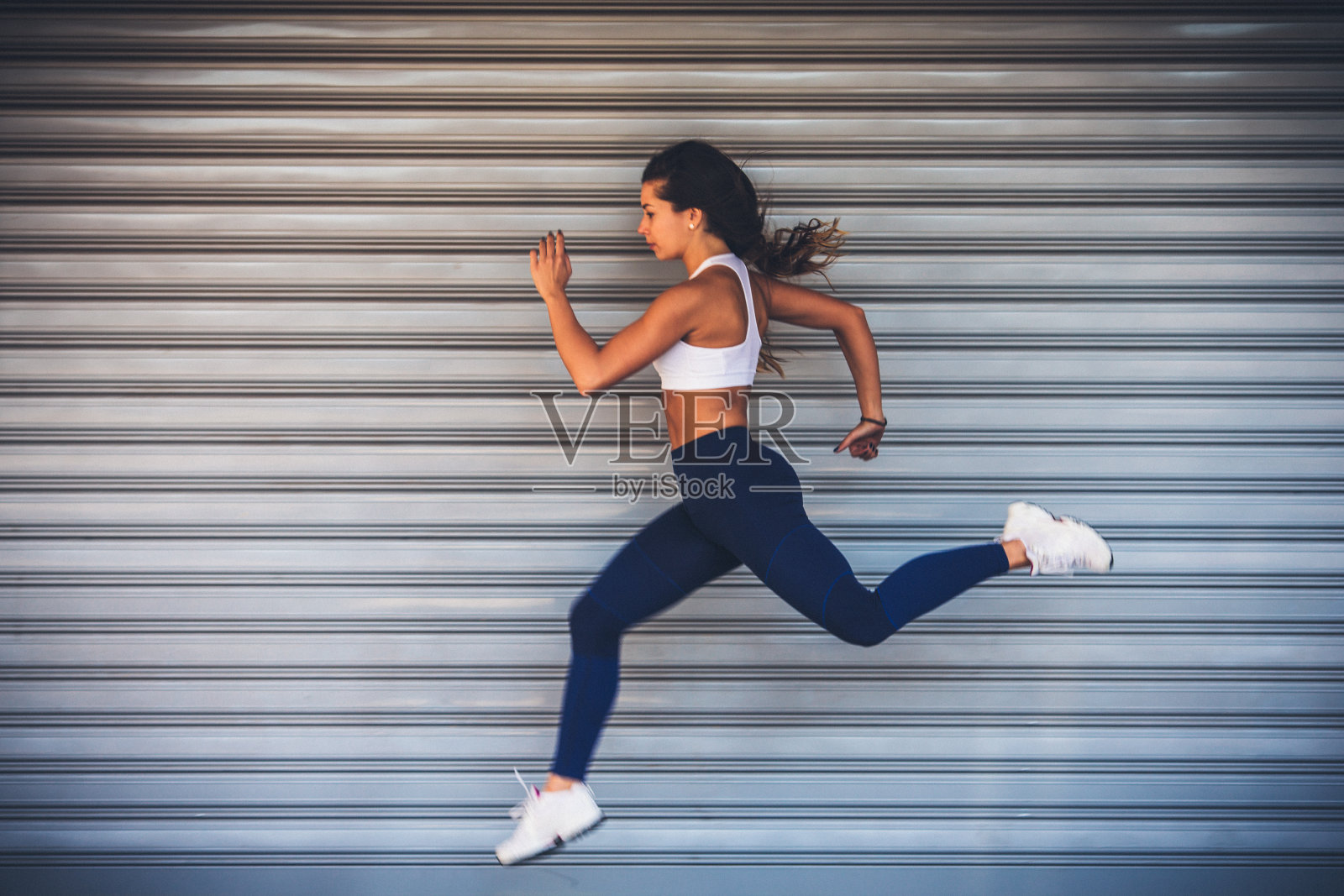 年轻的女运动员，女子跑步，女子跳跃照片摄影图片