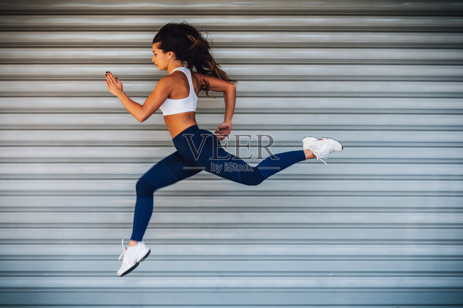 年轻的女运动员，女子跑步，女子跳跃照片摄影图片