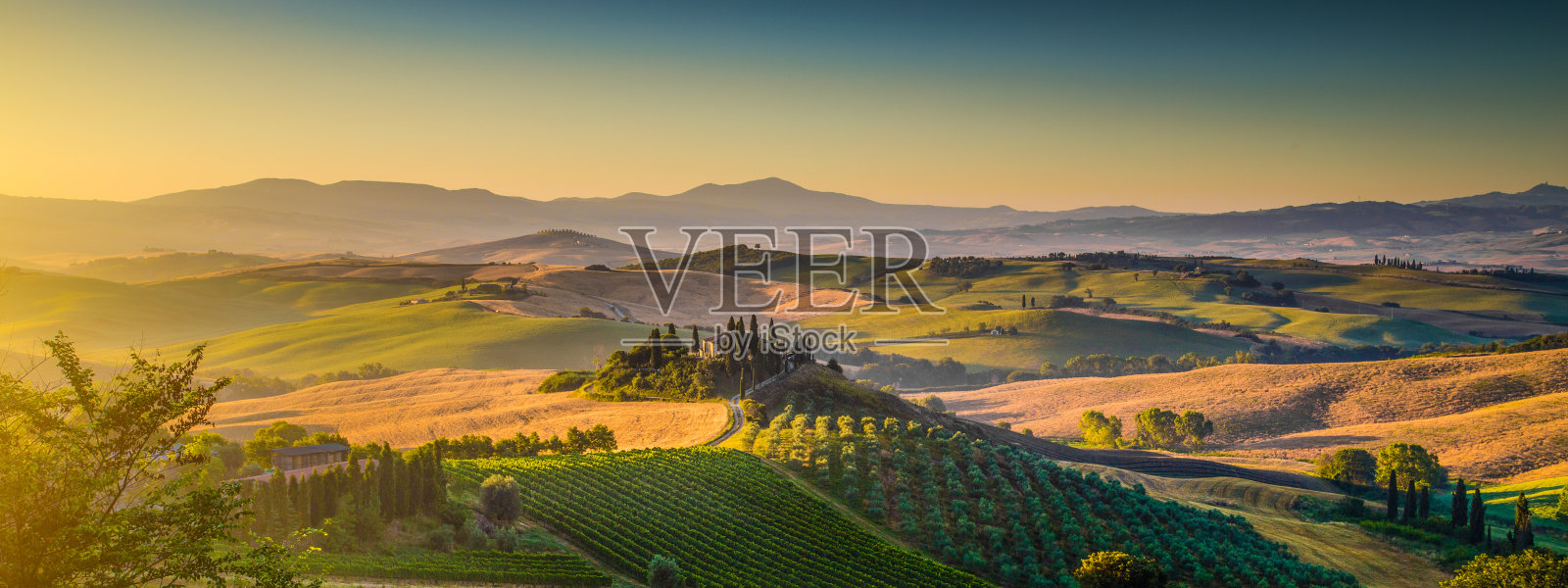 风景秀丽的托斯卡纳景观全景日出，瓦尔德奥尔西亚，意大利照片摄影图片