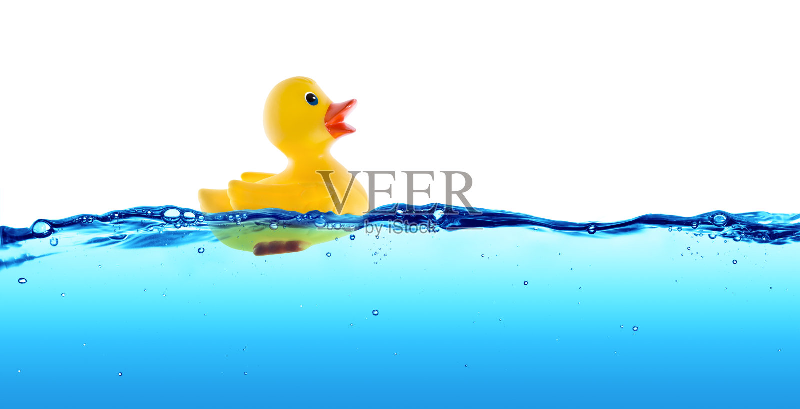 橡皮鸭在蓝色的水中游泳-正面的概念照片摄影图片