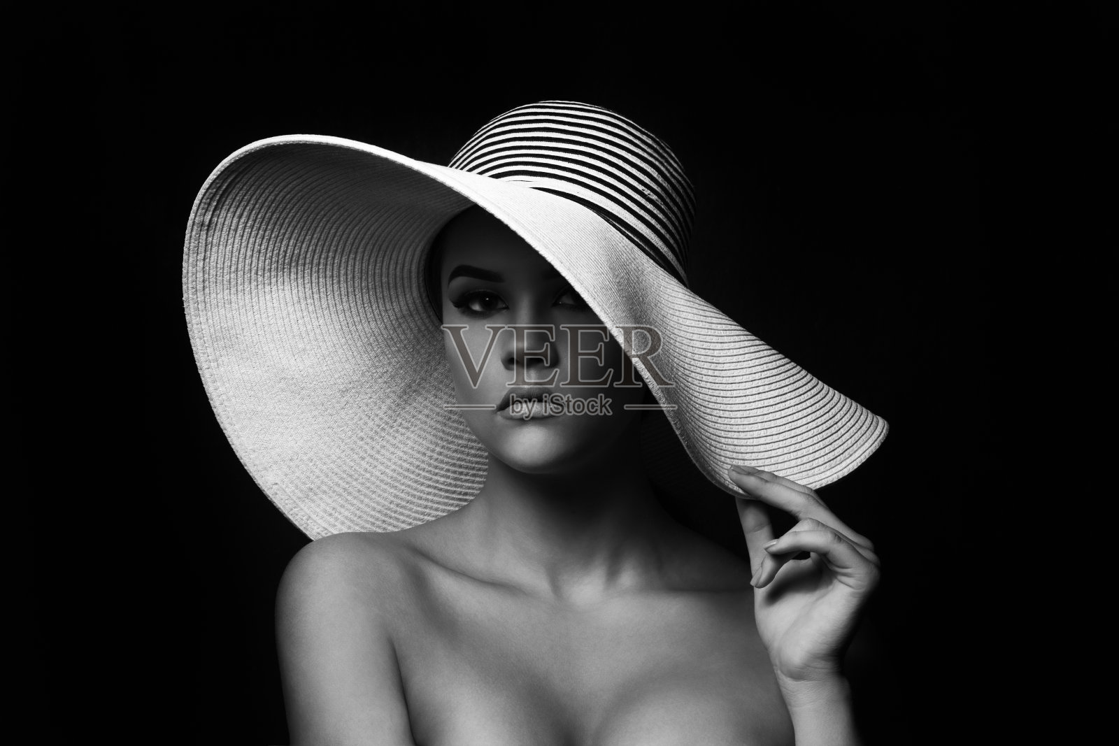 年轻漂亮的女人戴着白色的帽子照片摄影图片