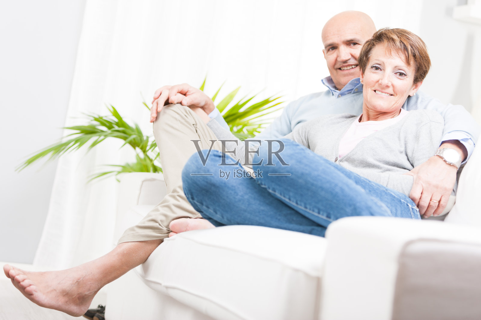 光着脚的中年夫妇在家里放松照片摄影图片