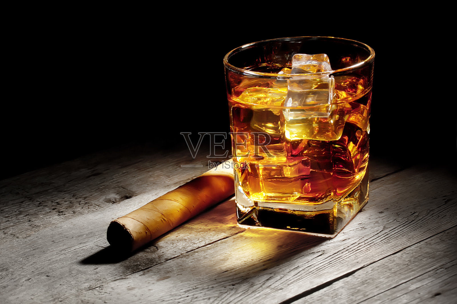 一杯威士忌和一支雪茄照片摄影图片
