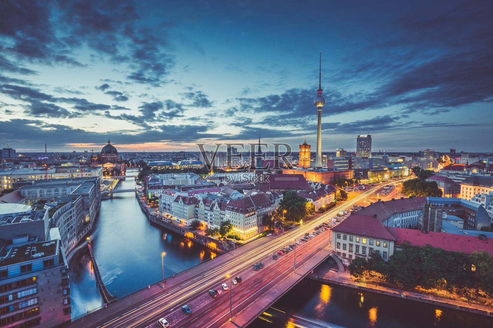柏林天际线全景在蓝色时间的黄昏，德国照片摄影图片