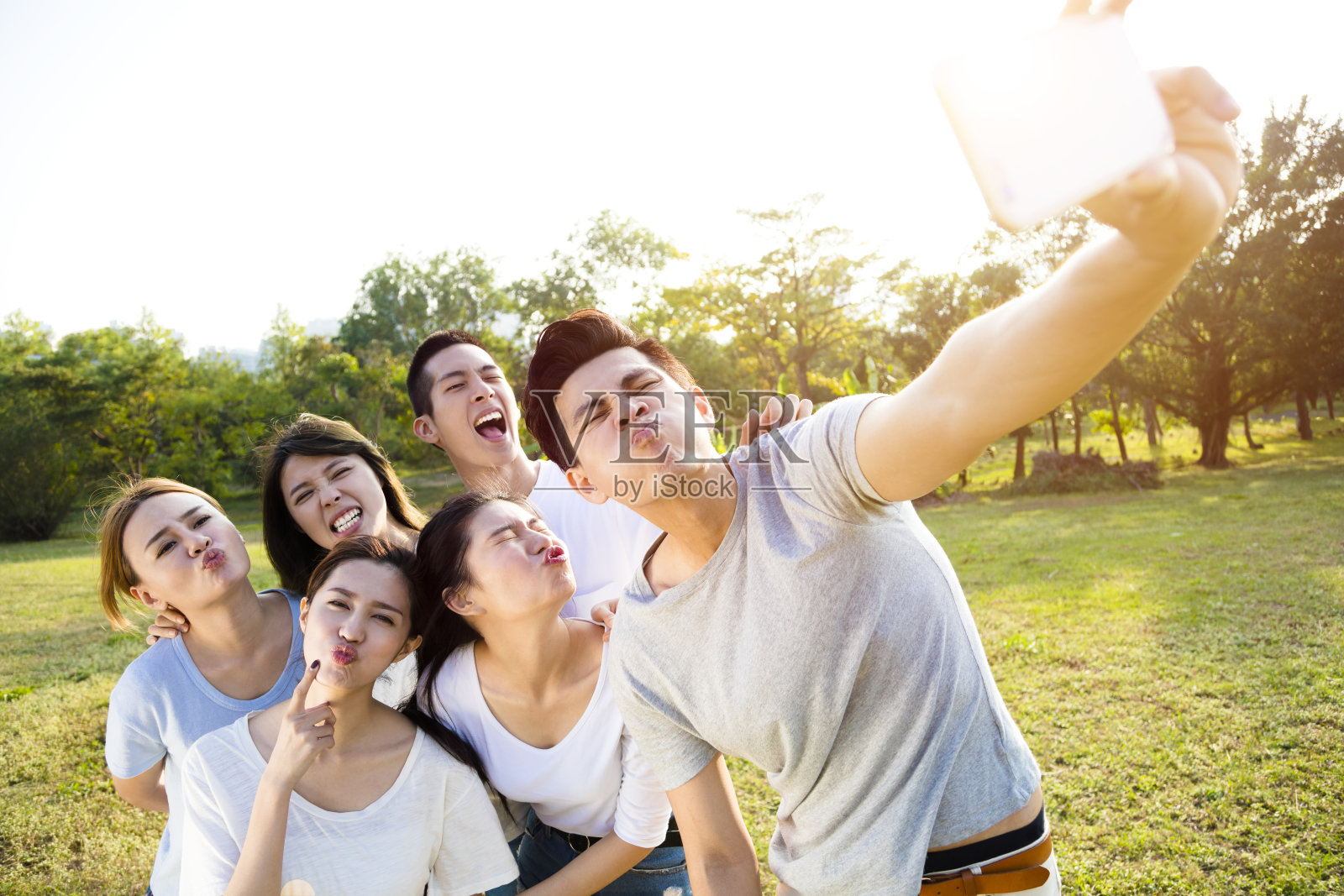 快乐的年轻人在公园里自拍照片摄影图片