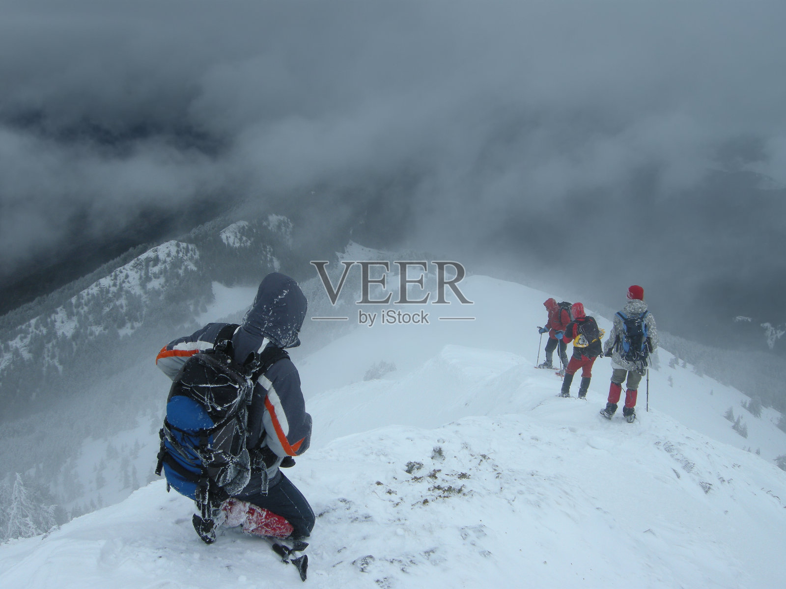 登山者进入雪深渊照片摄影图片