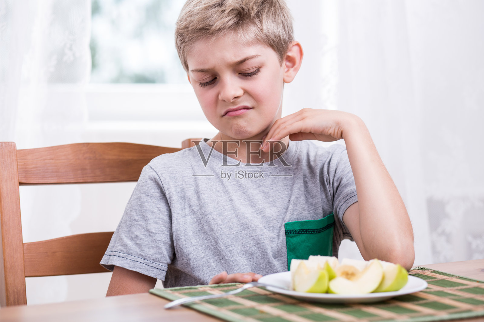 男孩拒绝吃苹果照片摄影图片