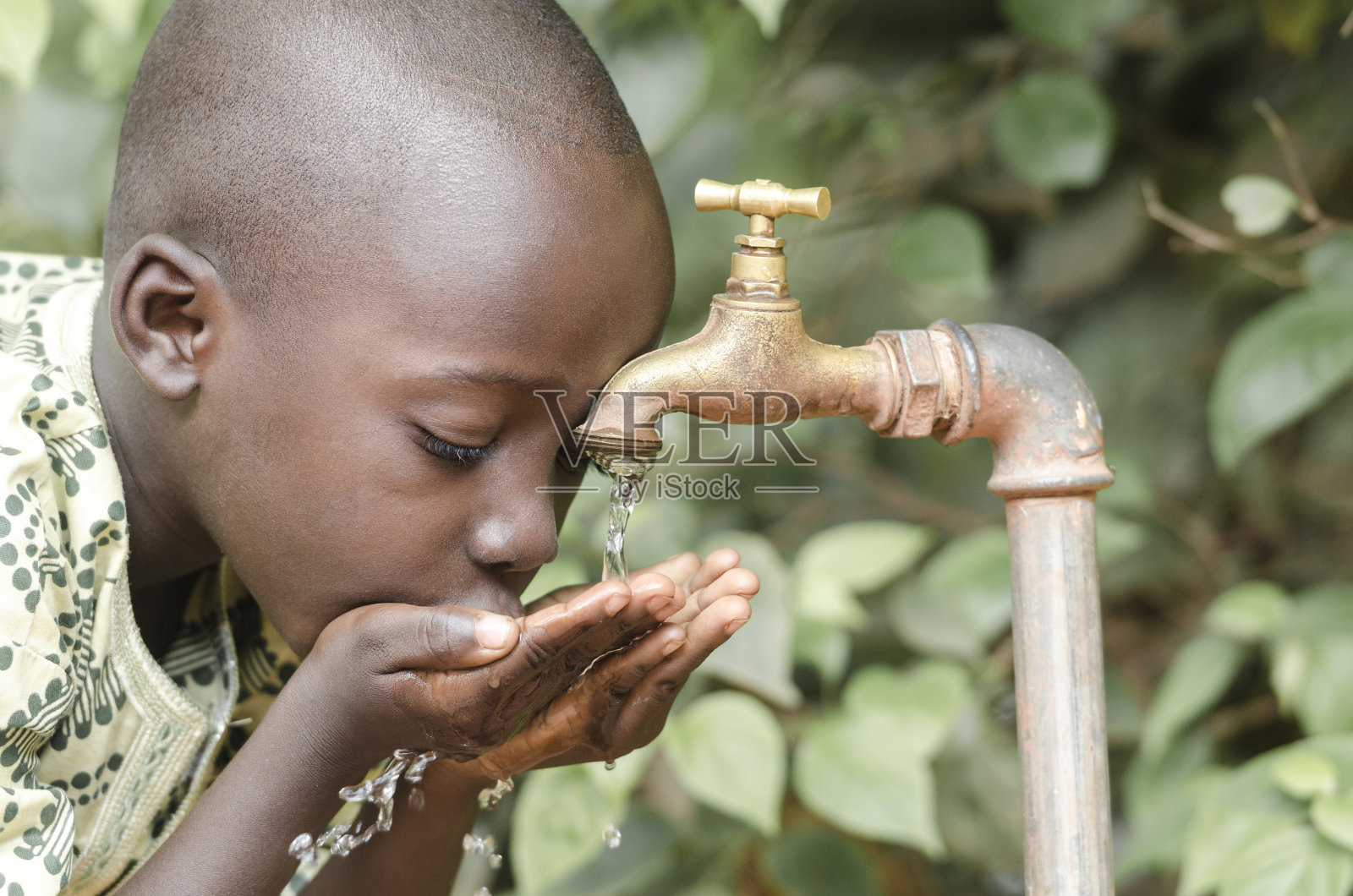 非洲黑人男孩喝干净的水照片摄影图片