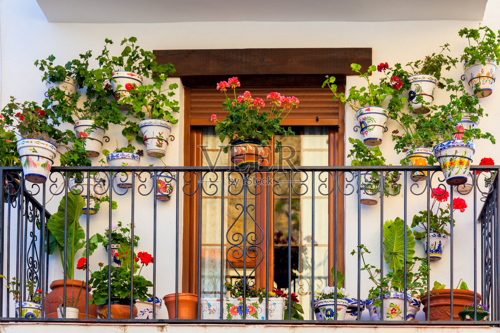 传统的欧式阳台，有鲜花和花盆照片摄影图片