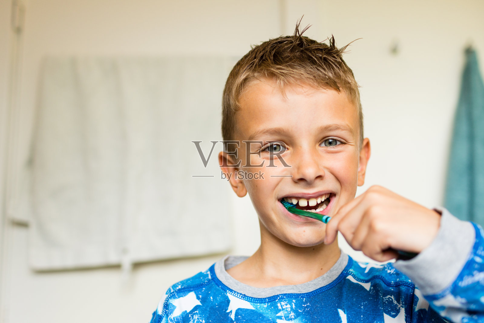小男孩用牙刷刷牙照片摄影图片