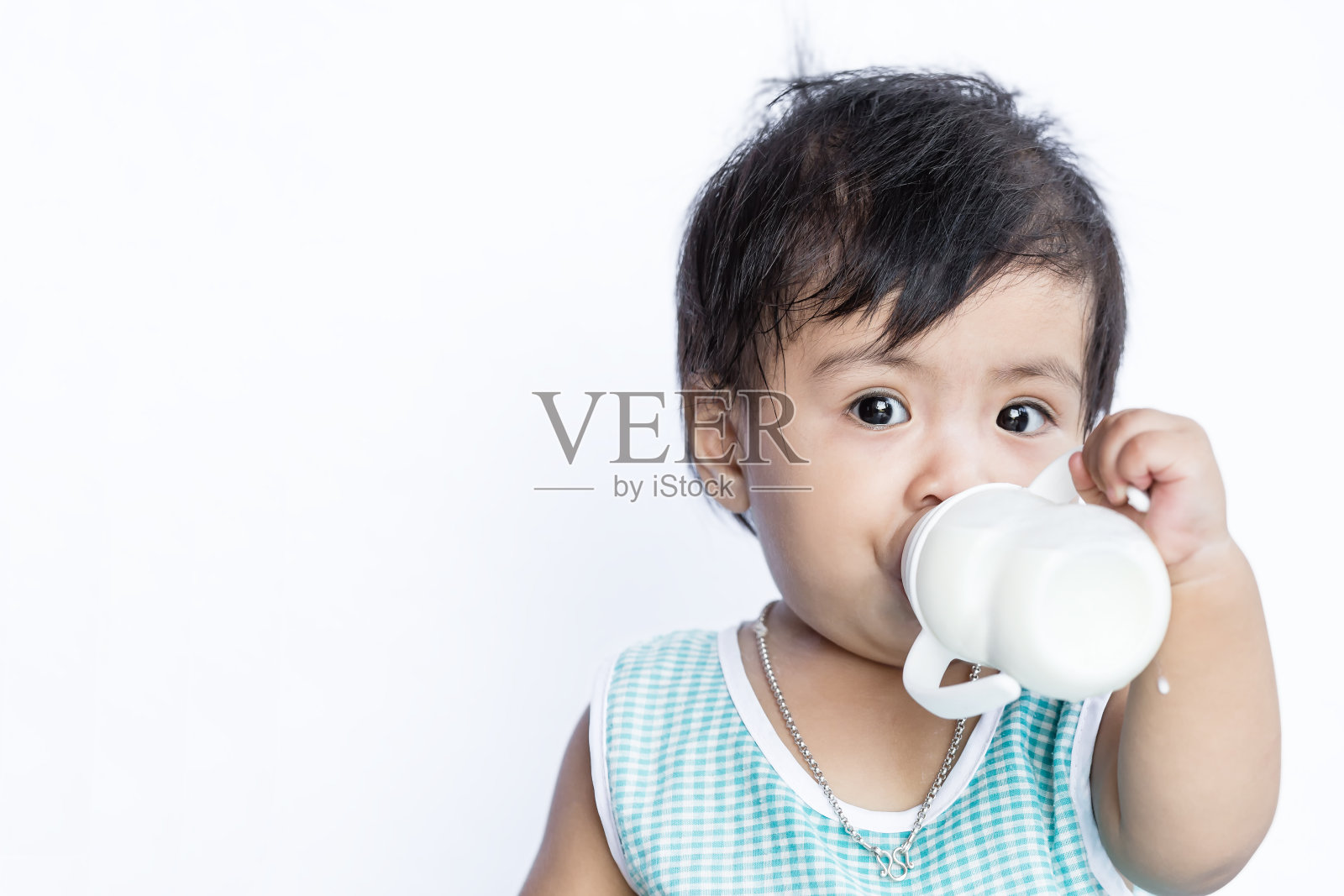 亚洲婴儿从婴儿奶瓶喝牛奶照片摄影图片