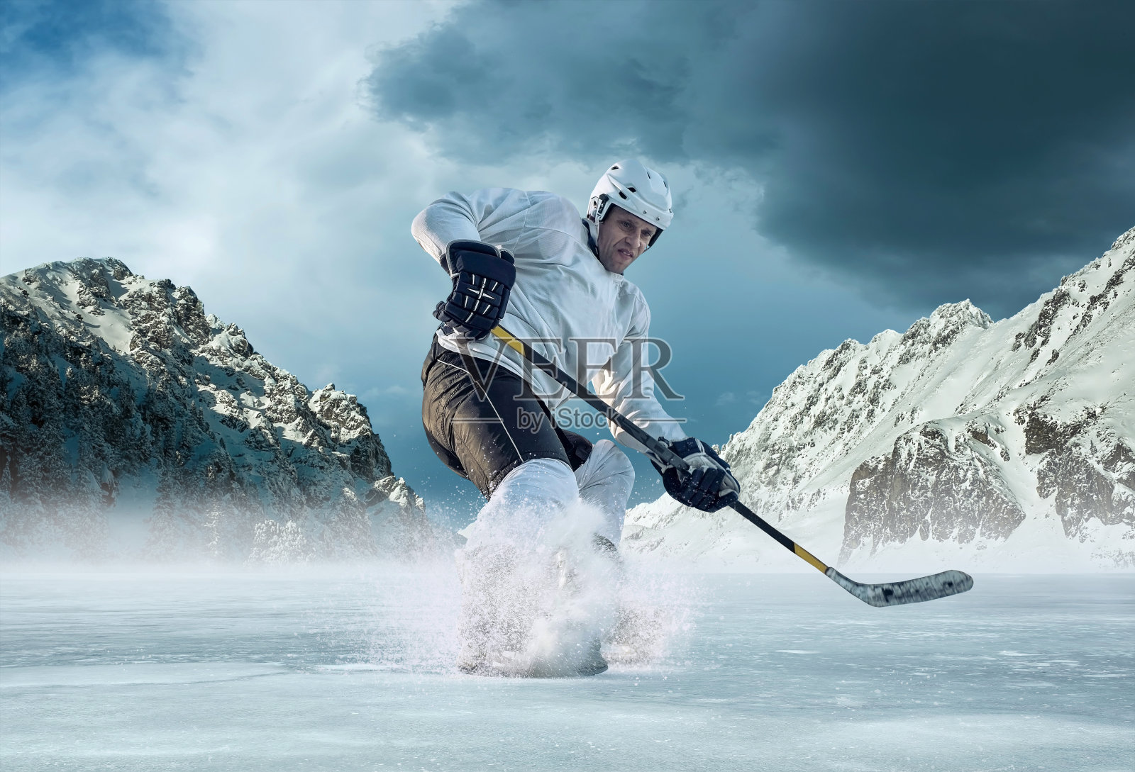 在山周围进行户外运动的冰上曲棍球运动员照片摄影图片
