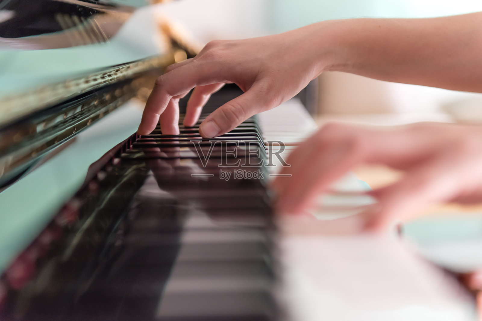 弹钢琴(柔焦)照片摄影图片