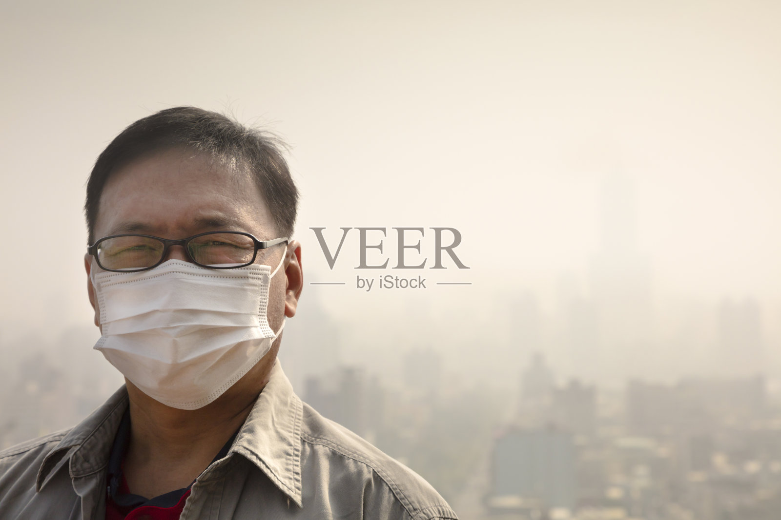 亚洲男子戴口罩防止空气污染照片摄影图片