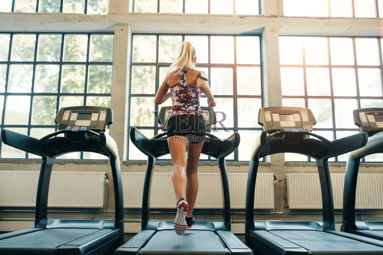 女人在跑步机上慢跑照片摄影图片