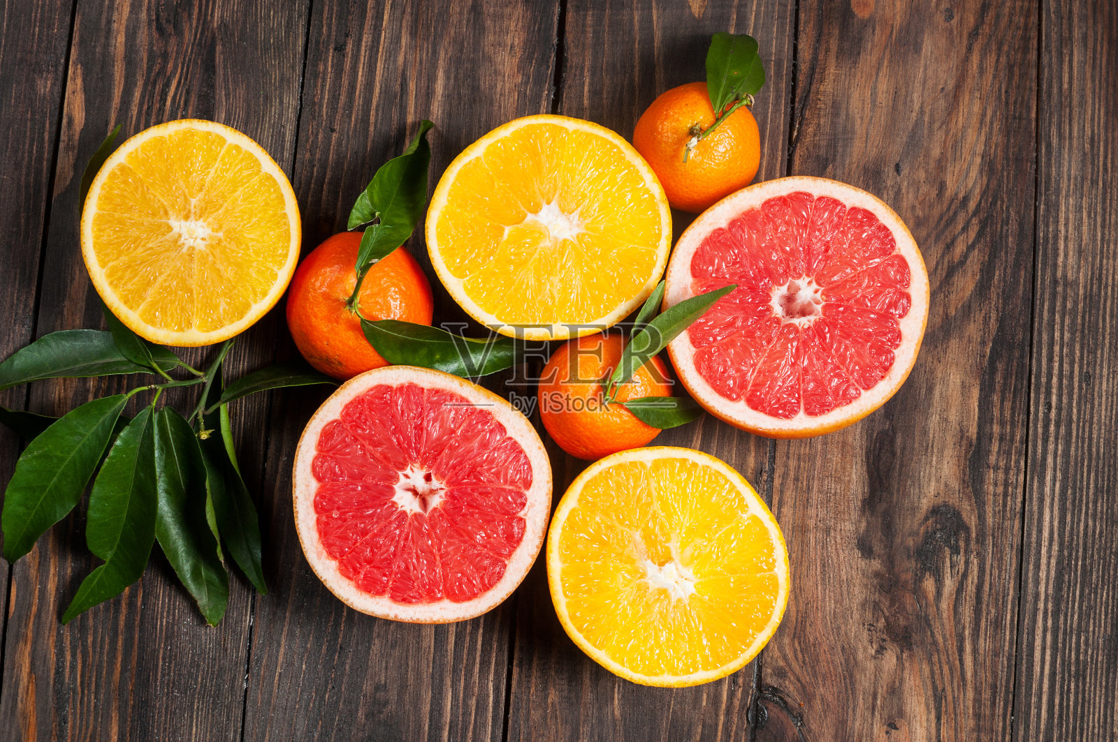 柑橘类水果。在木桌背景上照片摄影图片