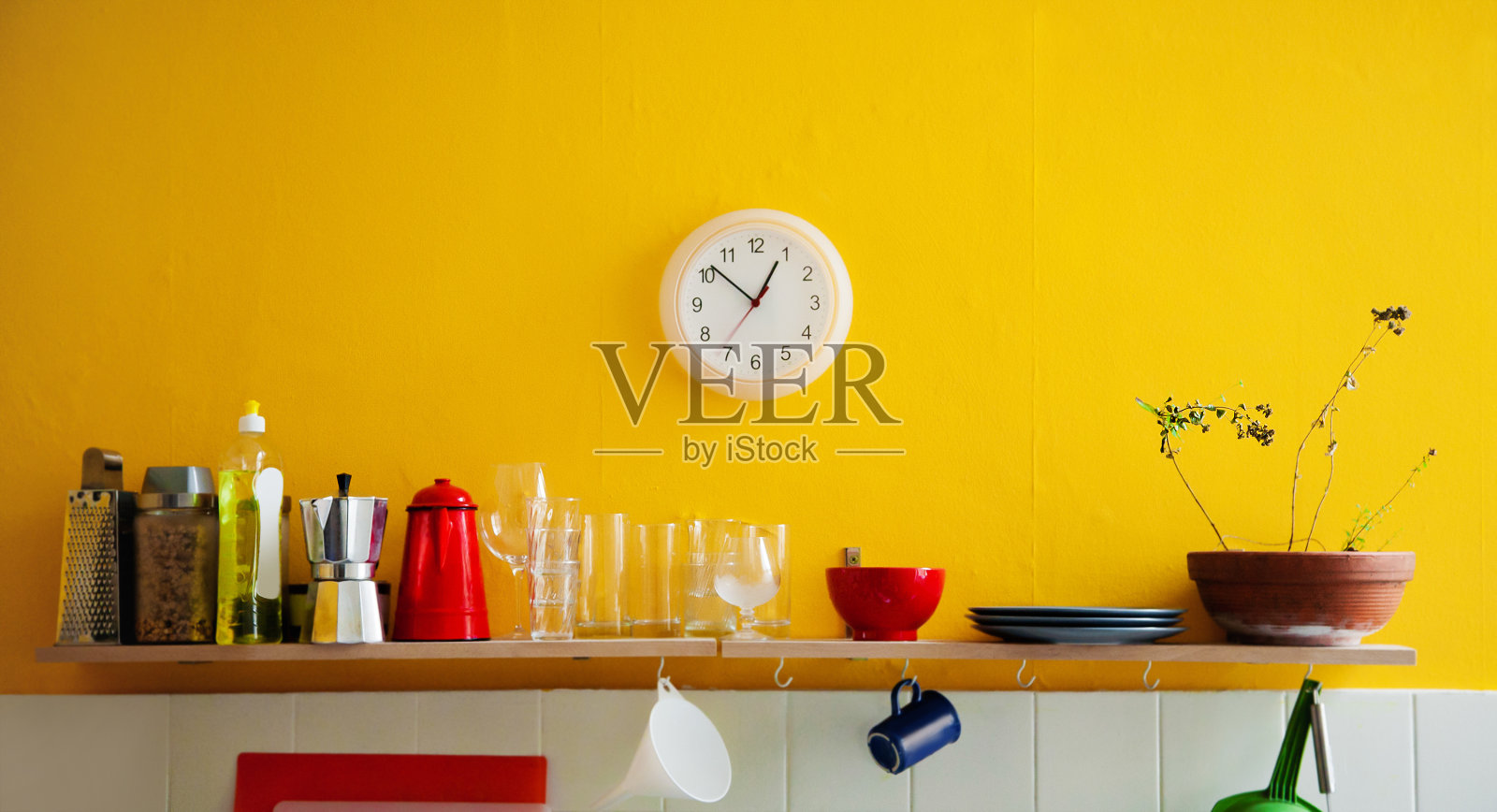 厨房里的黄色挂钟插画图片素材