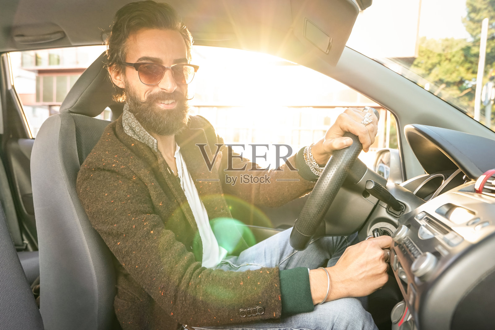年轻的潮人时尚模特驾驶汽车-英俊自信的男人照片摄影图片