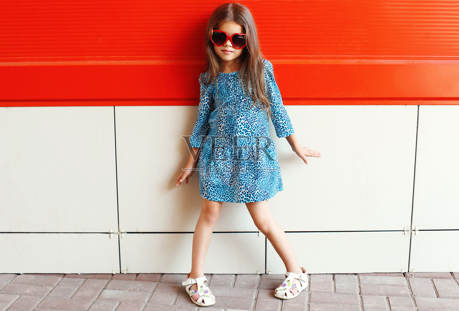 漂亮的小女孩模特穿着豹纹裙和太阳镜照片摄影图片