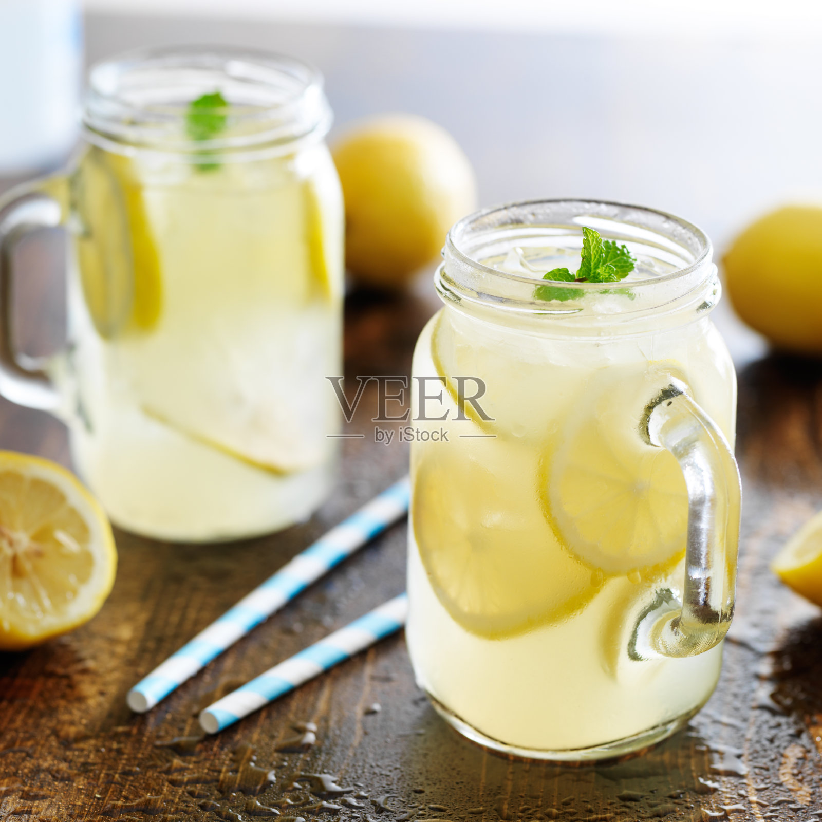 柠檬水，加冰和薄荷照片摄影图片