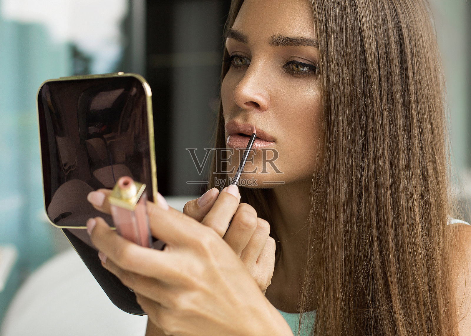 涂上口红照镜子的女人照片摄影图片
