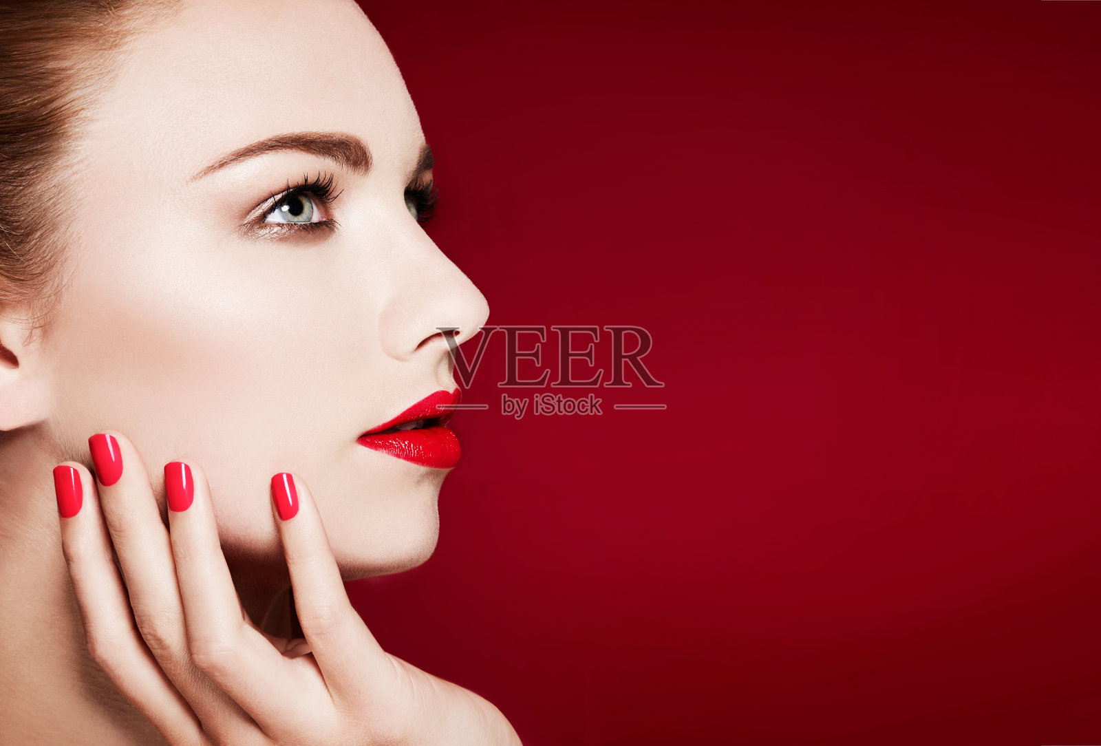 美丽的模特轮廓特写美。红色的指甲和嘴唇。照片摄影图片