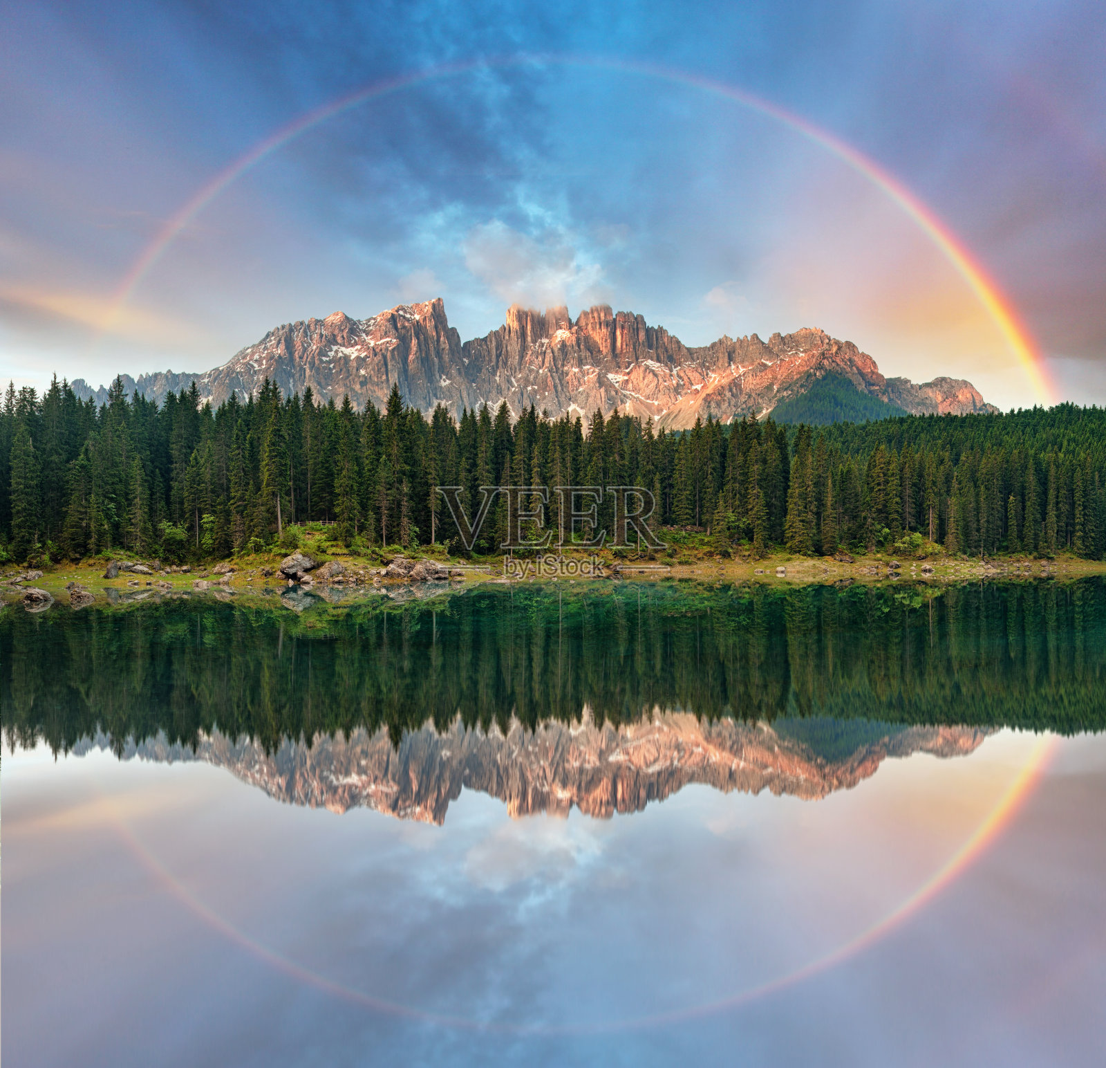 有彩虹的阿尔卑斯湖——凯瑞扎湖，意大利照片摄影图片